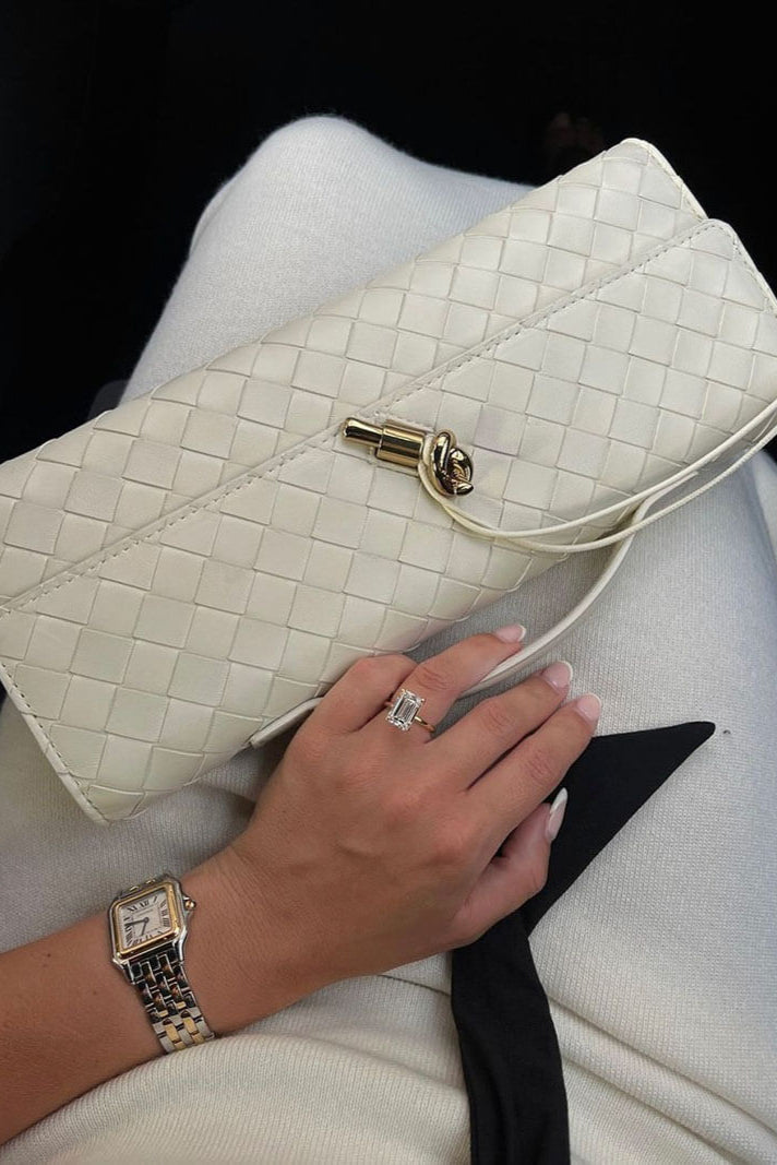 Clutch Melanie con Elegante Detalle de Nudo Dorado