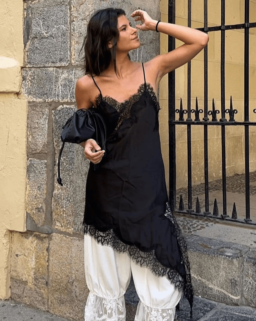 Vestido midi asimétrico de satén con encaje Arah