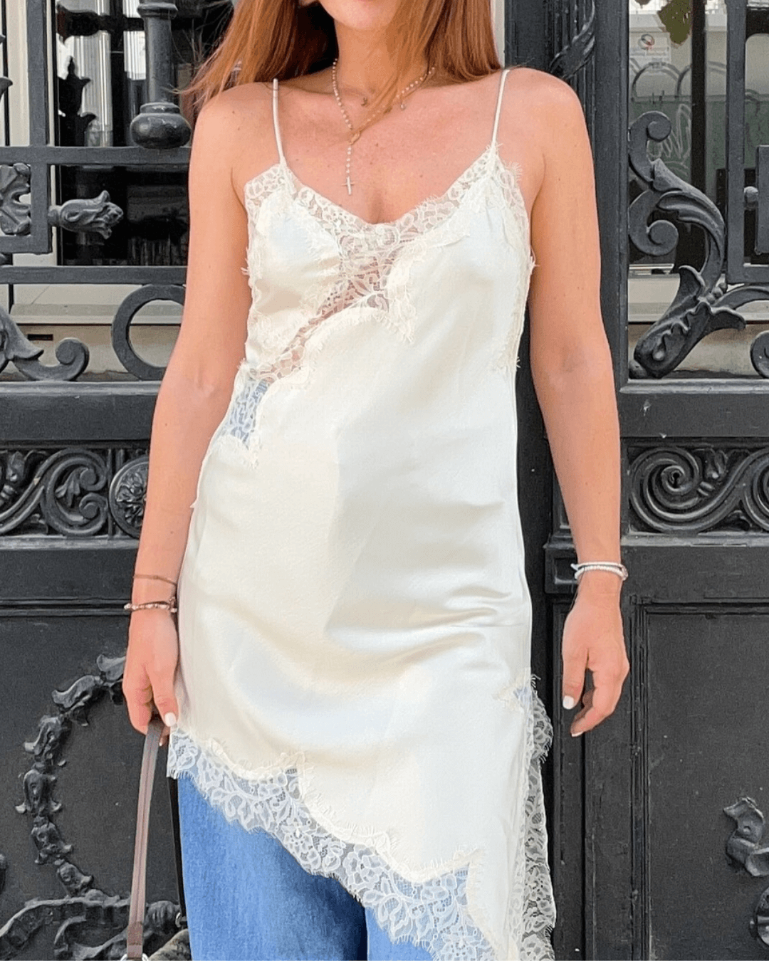 Vestido midi asimétrico de satén con encaje Arah