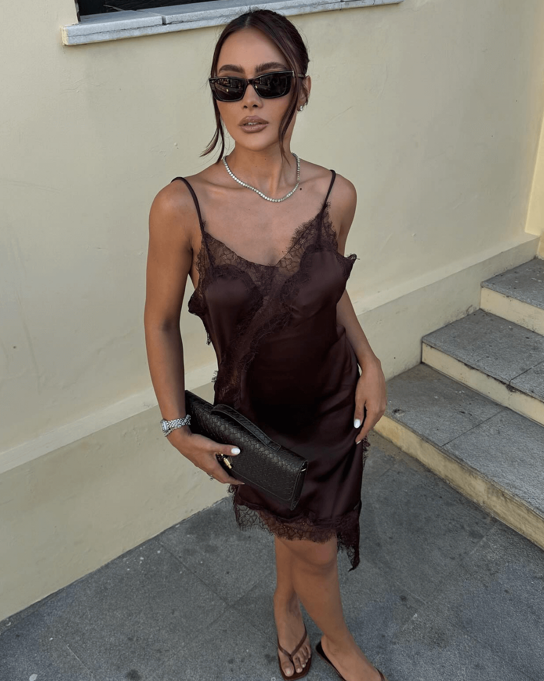 Vestido midi asimétrico de satén con encaje Arah