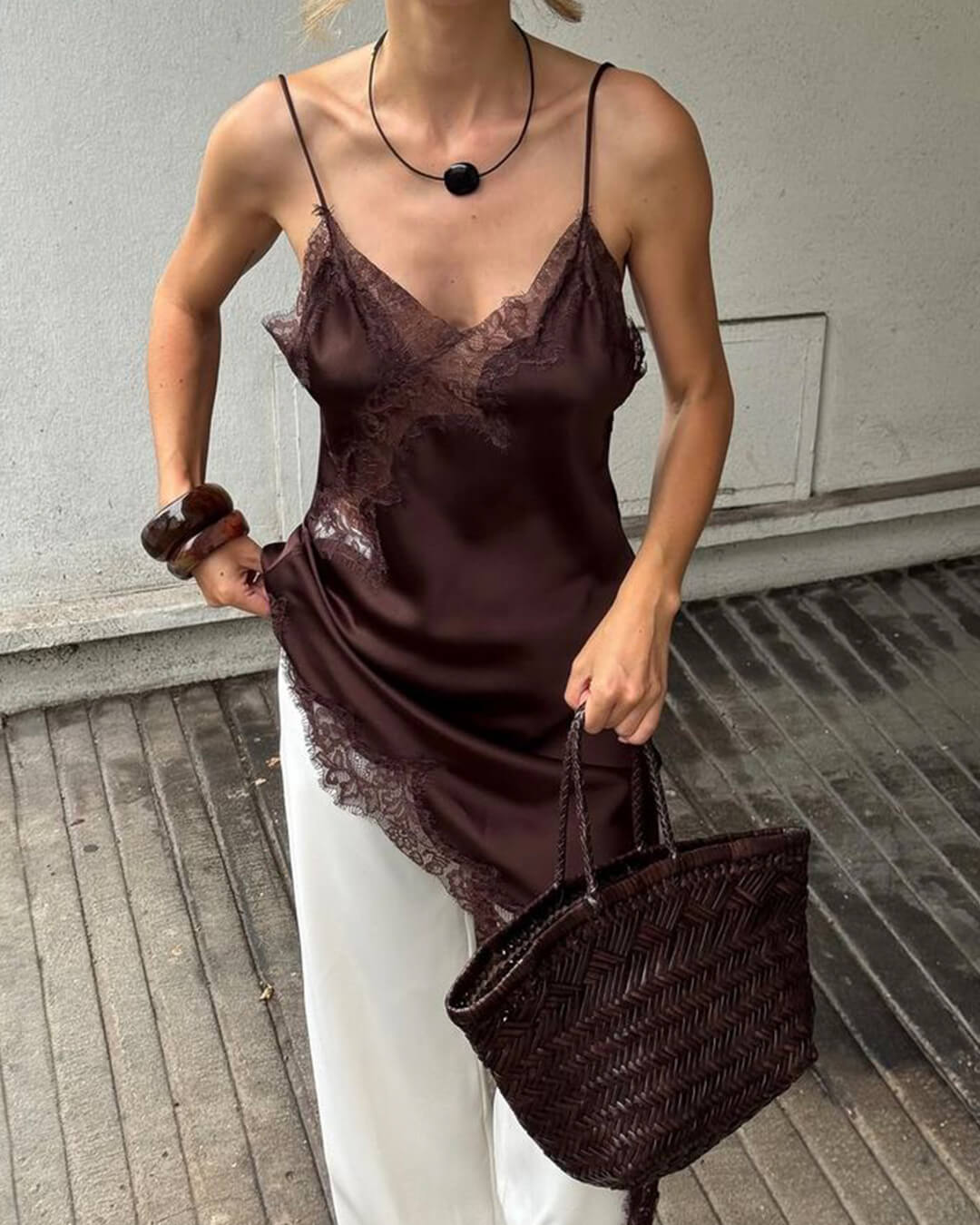 Vestido midi asimétrico de satén con encaje Arah