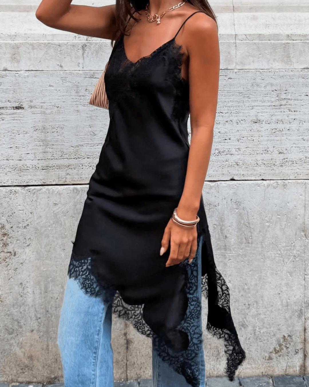 Vestido midi asimétrico de satén con encaje Arah